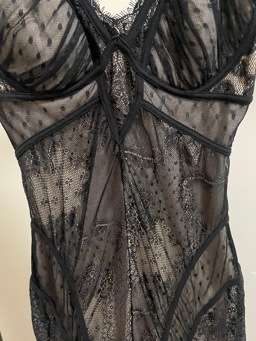 BEBE LACE VNECK LACE MINI DRESS SMALL - Picture 5 of 9